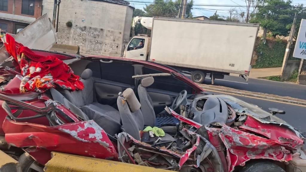 Accidente deja un herido y un carro destrozado en ruta Interamericana  | Bomberos Municipales Departamentales