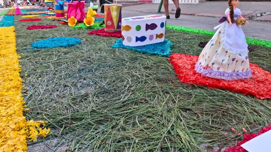 Feria de Amatitlán llena de color y fe sus calles y avenidas | Alex Meoño
