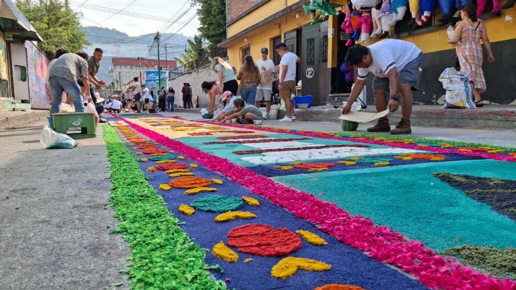 Feria de Amatitlán llena de color y fe sus calles y avenidas | Alex Meoño