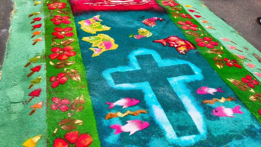 Niño Dios de Amatitlán navega las aguas del lago en procesión | Cortesía de Leonor García.