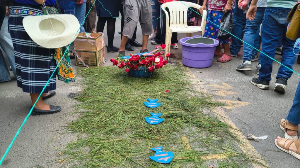 Niño Dios de Amatitlán navega las aguas del lago en procesión | Cortesía de Leonor García.