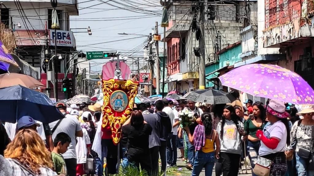 Niño Dios de Amatitlán navega las aguas del lago en procesión | Cortesía de Leonor García.