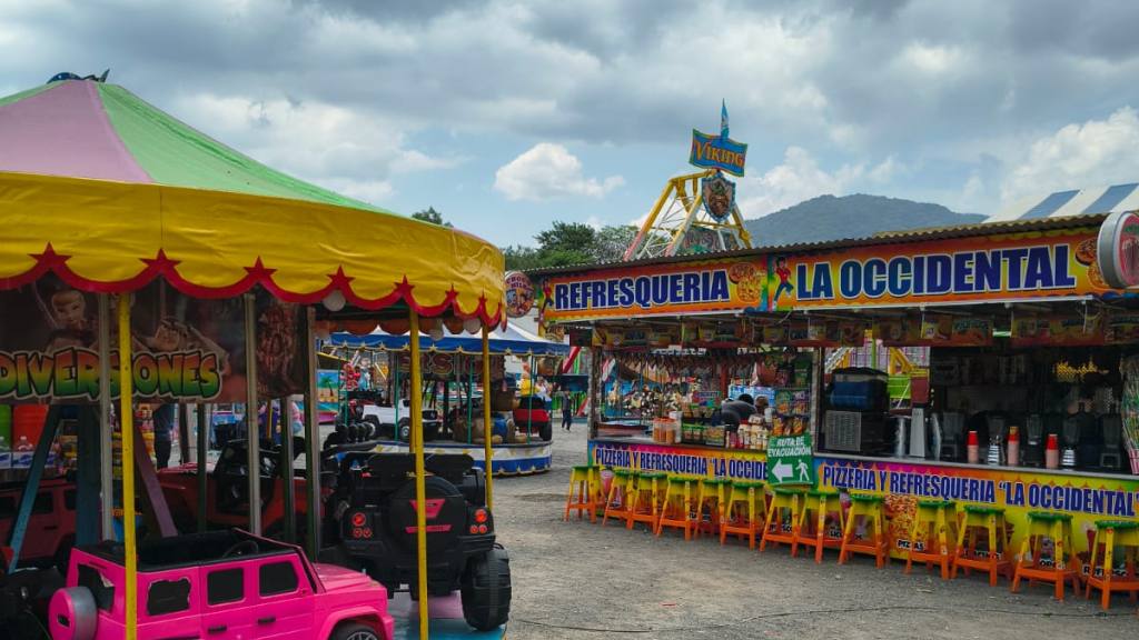 Niño Dios de Amatitlán navega las aguas del lago en procesión | Cortesía de Leonor García.