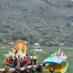 Niño Dios de Amatitlán navega las aguas del lago en procesiónt