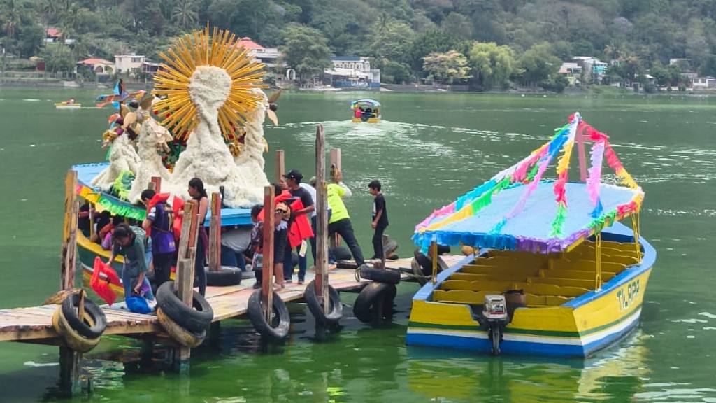 Niño Dios de Amatitlán navega las aguas del lago en procesión | Cortesía de Leonor García.