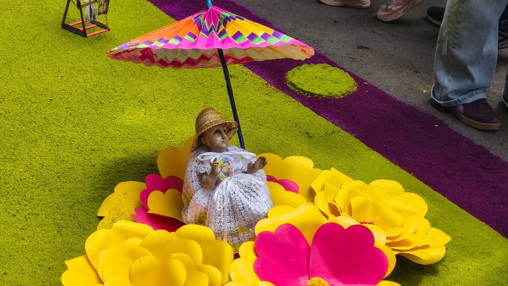 Niño Dios de Amatitlán navega las aguas del lago en procesión | Cortesía de Leonor García.