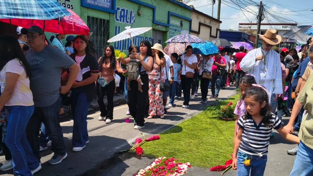 Niño Dios de Amatitlán navega las aguas del lago en procesión | Cortesía de Leonor García.