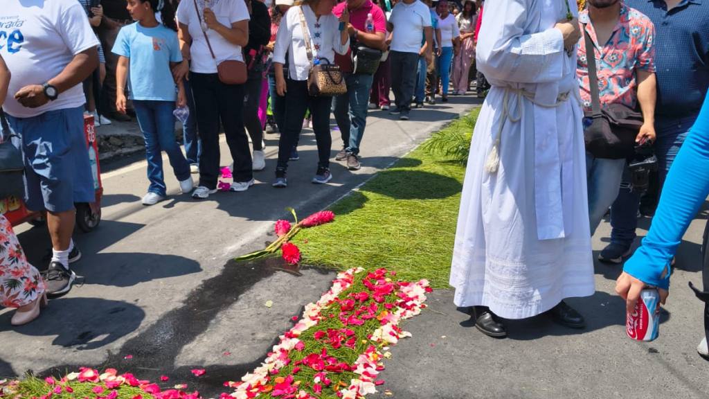 Niño Dios de Amatitlán navega las aguas del lago en procesión | Cortesía de Leonor García.