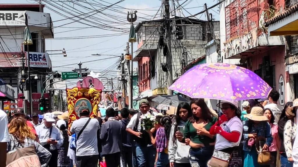 Niño Dios de Amatitlán navega las aguas del lago en procesión | Cortesía de Leonor García.