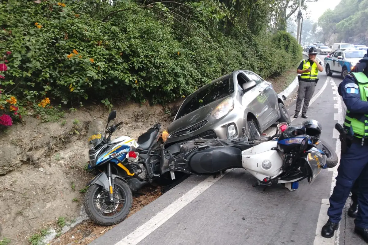 Dos motocicletas del departamento de Tránsito de la PNC se vieron involucradas en otro accidente de tránsito., PMT de Villa Nueva.