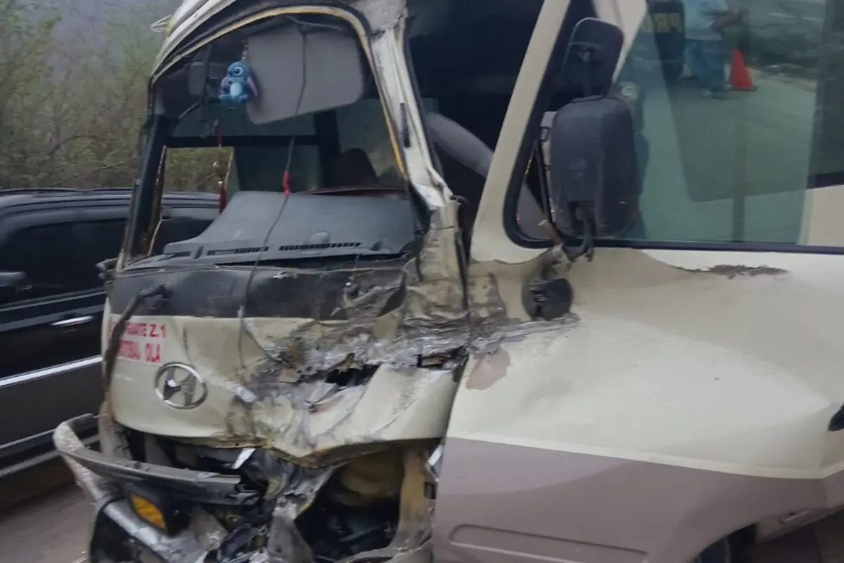 La unidad de transporte de pasajeros quedó con serios daños en la parte frontal., Bomberos Municipales Departamentales. 