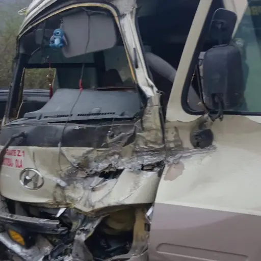 La unidad de transporte de pasajeros quedó con serios daños en la parte frontal. ,Bomberos Municipales Departamentales. 