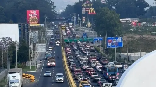 Aumenta el tránsito vehicular en la carretera al Pacífico
