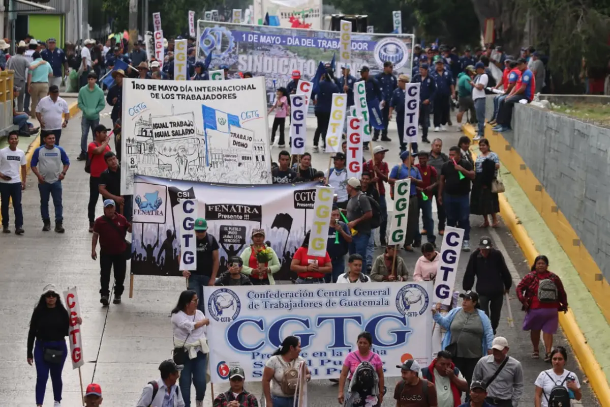 Grande columnas de trabajadores recorrieron el trayecto de la zona 5 hacia la zona 1., Alex Meoño 
