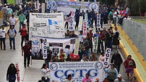 Grande columnas de trabajadores recorrieron el trayecto de la zona 5 hacia la zona 1. ,Alex Meoño 