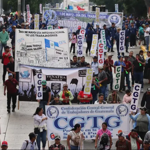 Grande columnas de trabajadores recorrieron el trayecto de la zona 5 hacia la zona 1. ,Alex Meoño 
