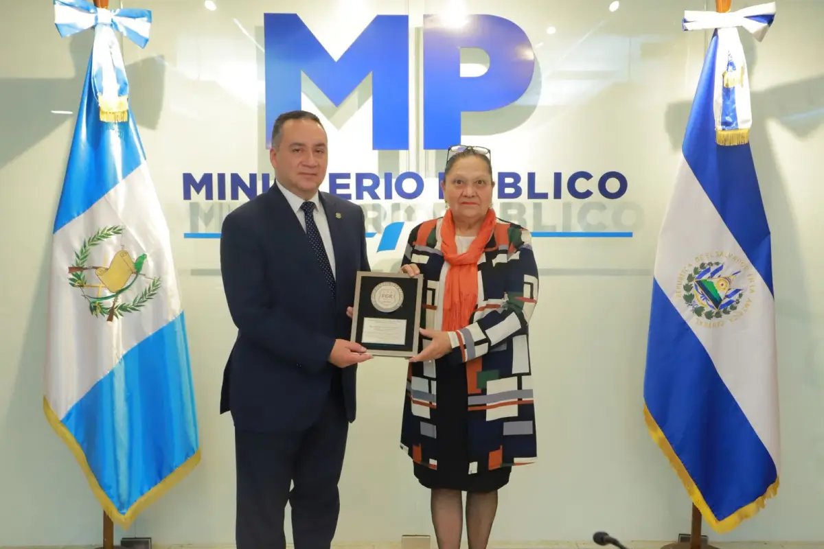 Rodolfo Delgado, Fiscal General de El Salvador, fue el encargado de entregar el reconocimiento a Consuelo Porras., Redes sociales.