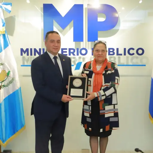 Rodolfo Delgado, Fiscal General de El Salvador, fue el encargado de entregar el reconocimiento a Consuelo Porras. ,Redes sociales.