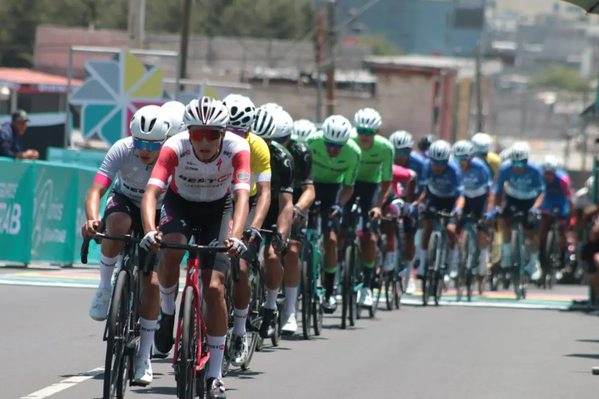 Pelotón multicolor en Vuelta Bantrab 2026 