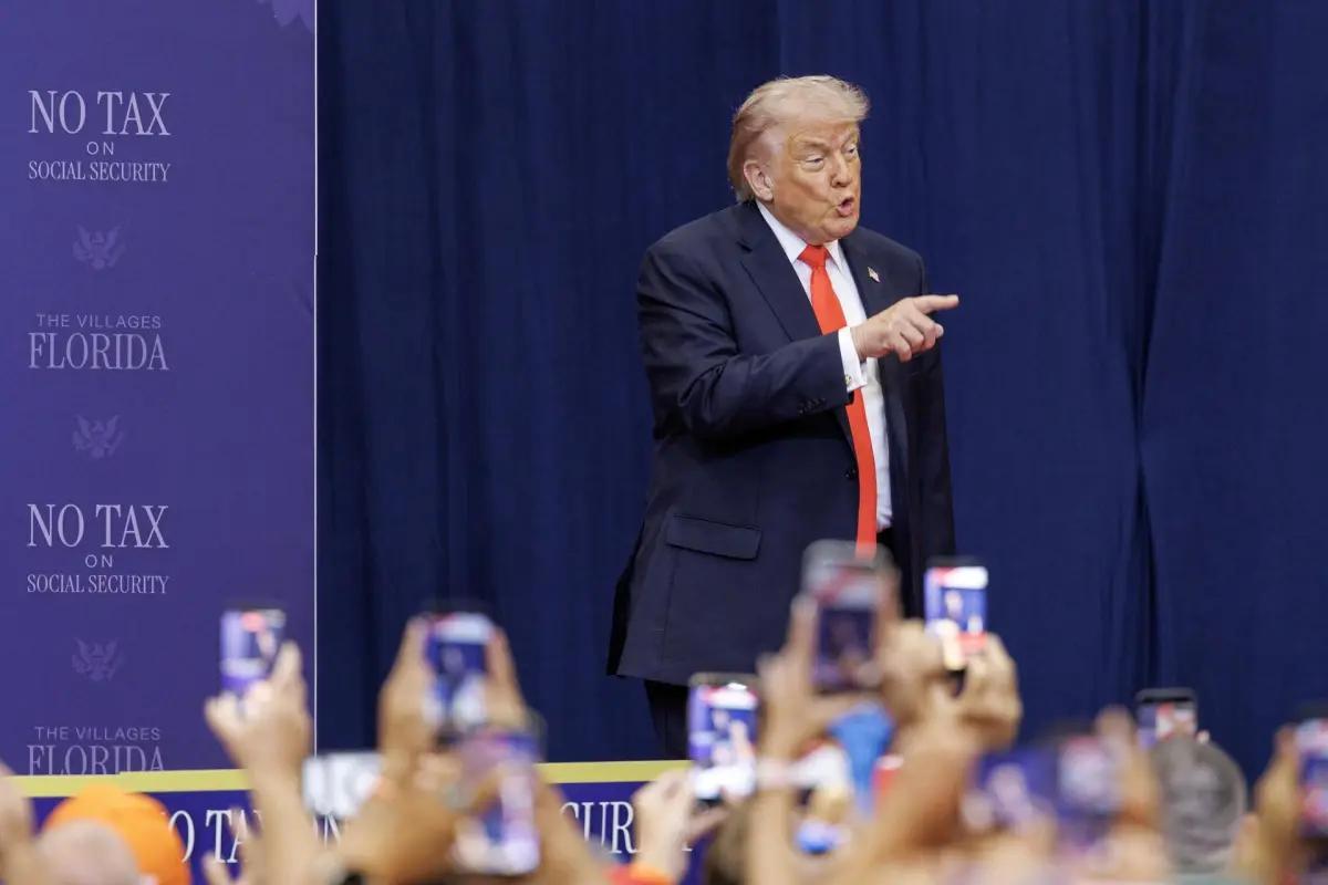 El presidente de Estados Unidos, Donald J,  Trump, pronuncia un discurso durante un evento con personas mayores en The Villages, Florida, EE