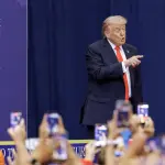 El presidente de Estados Unidos, Donald J , Trump, pronuncia un discurso durante un evento con personas mayores en The Villages, Florida, EE