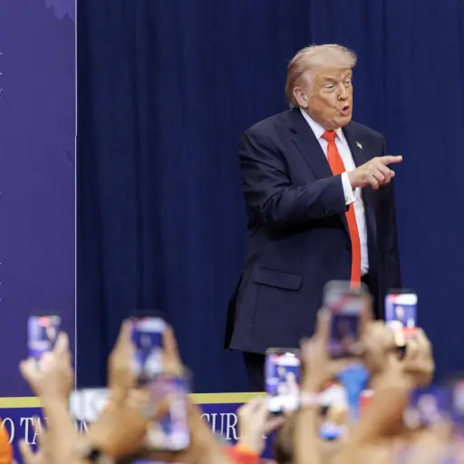 El presidente de Estados Unidos, Donald J , Trump, pronuncia un discurso durante un evento con personas mayores en The Villages, Florida, EE