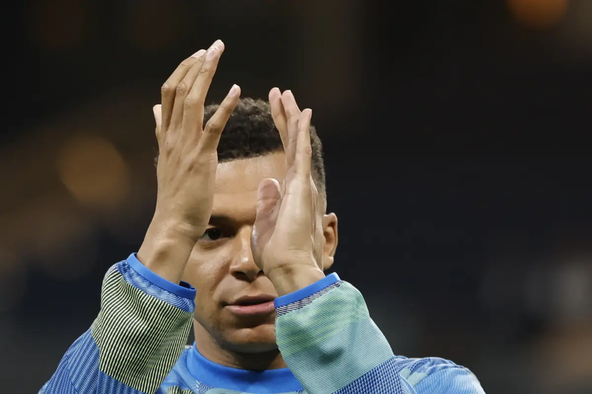 Kylian Mbappé está siendo criticado por salir sonriendo en un día que fue tan tenso en las filas del Real Madrid 