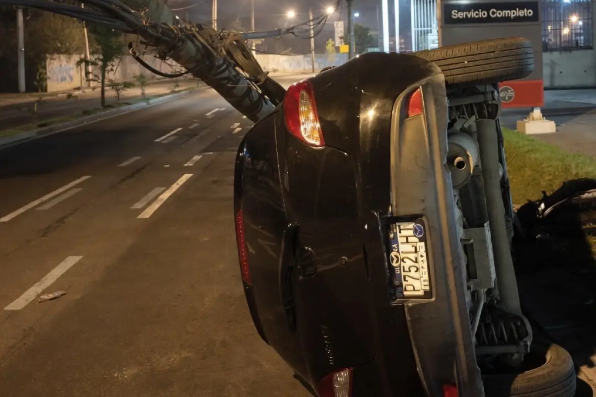 El accidente causa un cierre total en la Calzada La Paz, según reporte de la Policía MT. , Policía MT.