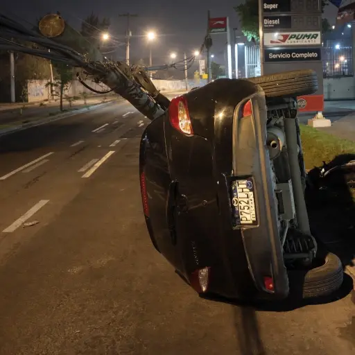 El accidente causa un cierre total en la Calzada La Paz, según reporte de la Policía MT.  ,Policía MT.