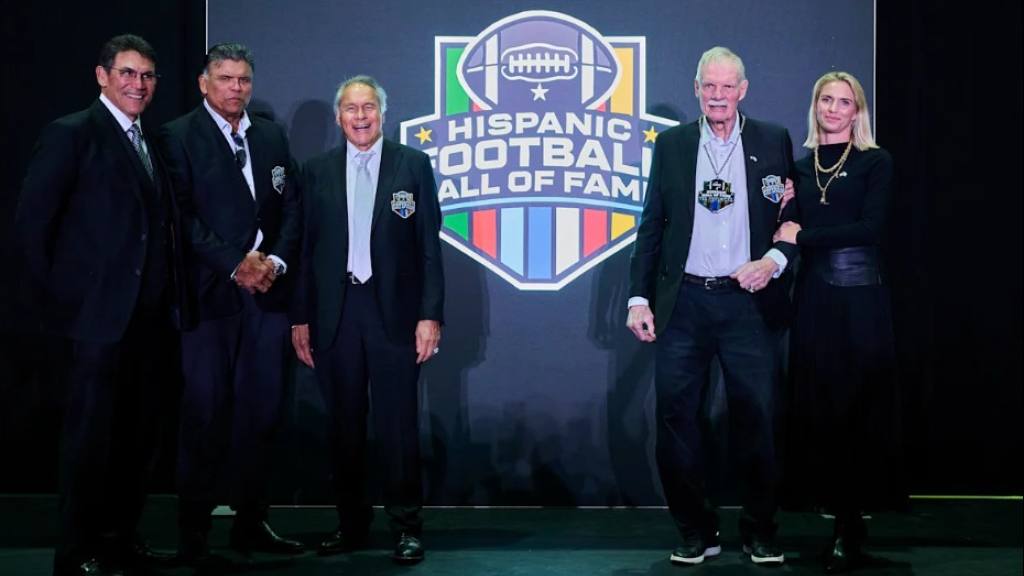 Ted Hendricks en el Salón de la Fama del Futbol Hispano | @Raiders