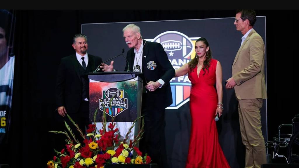 Ted Hendricks en el Salón de la Fama del Futbol Hispano | @Raiders