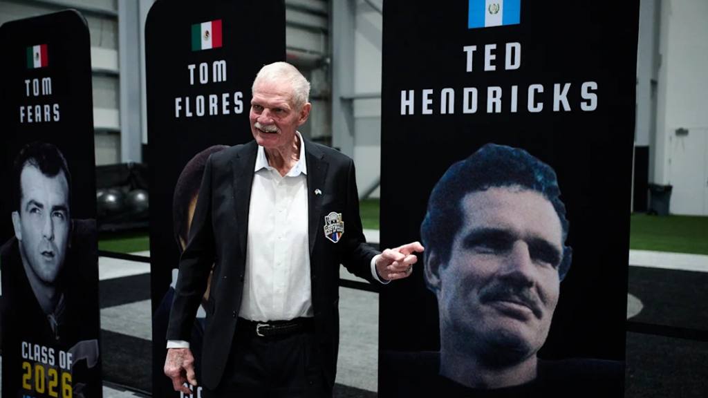 Ted Hendricks en el Salón de la Fama del Futbol Hispano | @Raiders