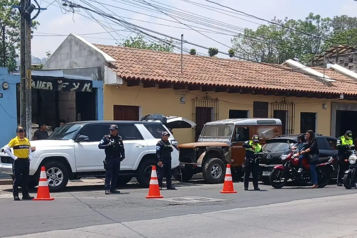 La PNC instaló sus operativos en lugares como el ingreso a la Antigua Guatemala., PNC de Guatemala.