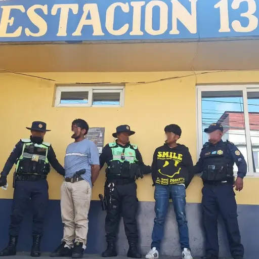 Los dos capturados fueron llevados a la Torre de Tribunales. ,PNC de Guatemala.