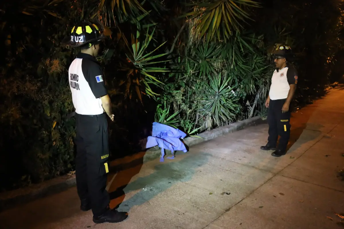 El cuerpo de la mujer fue localizado con varias heridas de bala en el Callejón Nueva Esperanza, aldea El Chato, El Fiscal Palencia., Foto Bomberos Voluntarios