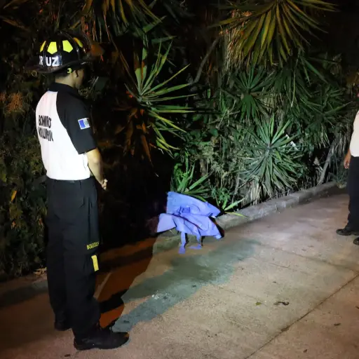 El cuerpo de la mujer fue localizado con varias heridas de bala en el Callejón Nueva Esperanza, aldea El Chato, El Fiscal Palencia. ,Foto Bomberos Voluntarios