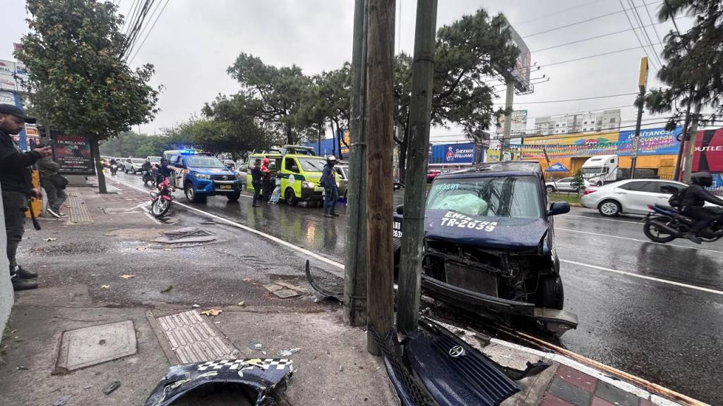 Choque de taxi en calzada Roosevelt deja tres heridos  | Bomberos Municipales