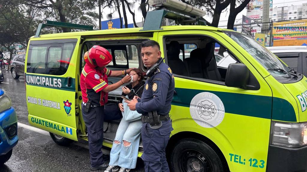 Choque de taxi en calzada Roosevelt deja tres heridos  | Bomberos Municipales