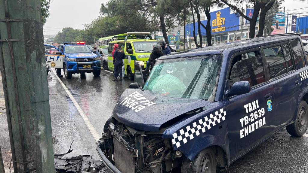 Choque de taxi en calzada Roosevelt deja tres heridos  | Bomberos Municipales