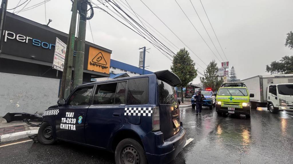 Choque de taxi en calzada Roosevelt deja tres heridos  | Bomberos Municipales