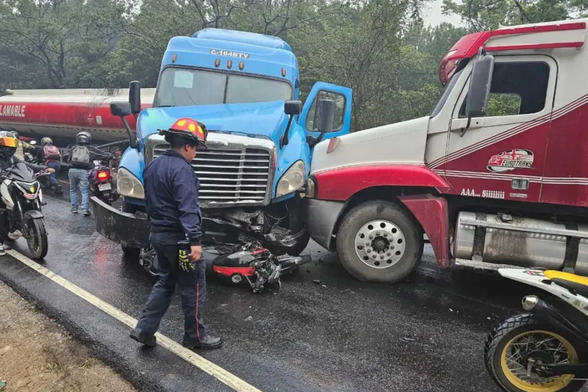 El choque involucró dos vehiculos del transporte pesado, una motocicleta y un carro particular., Bomberos Municipales Departamentales. 