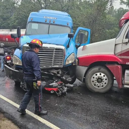 El choque involucró dos vehiculos del transporte pesado, una motocicleta y un carro particular. ,Bomberos Municipales Departamentales. 