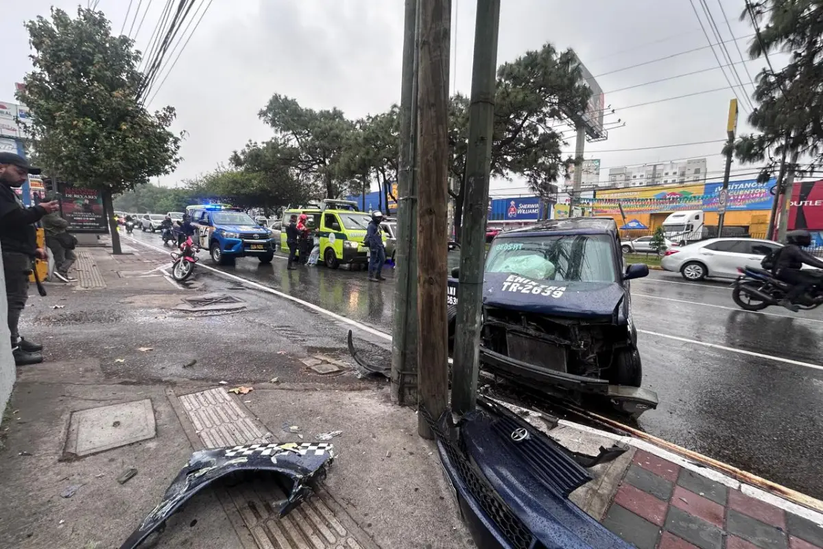 El taxi chocó contra un poste, por razones que se investigan., Bomberos Municipales