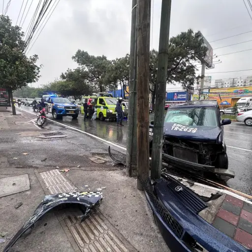 El taxi chocó contra un poste, por razones que se investigan. ,Bomberos Municipales