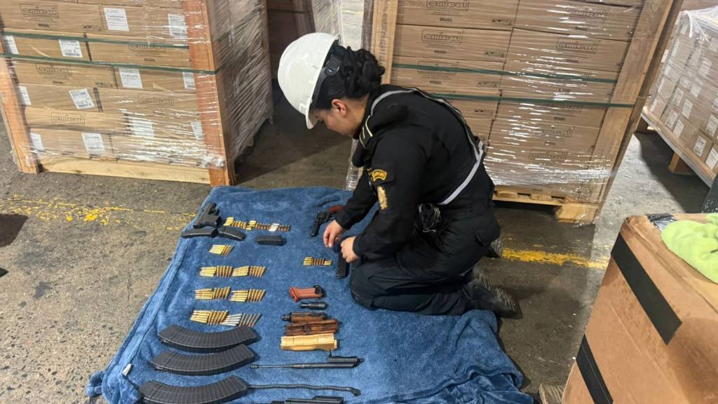 Incautan armas de fuego en aduana de Santo Tomás de Castilla | Ministerio de Gobernación