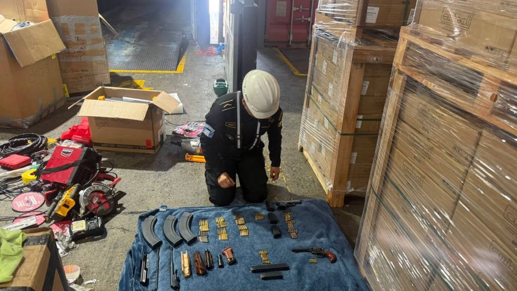 Incautan armas de fuego en aduana de Santo Tomás de Castilla | Ministerio de Gobernación
