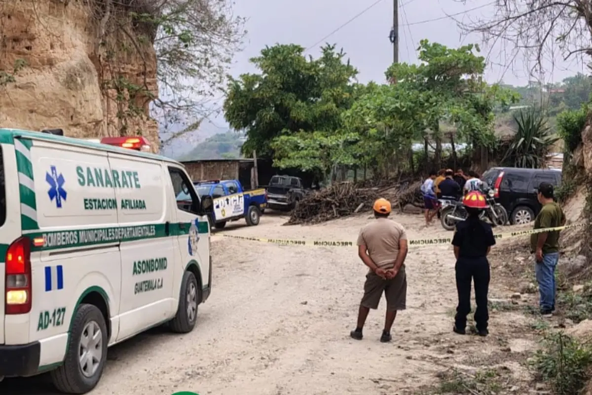 Bomberos Municipales Departamentales reportaron que las víctimas tienen heridas de bala., Bomberos Municipales Departamentales. 