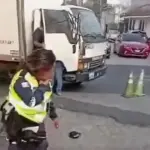 La agente de la PMT se quejaba de dolor al principio del video. ,Captura de pantalla.