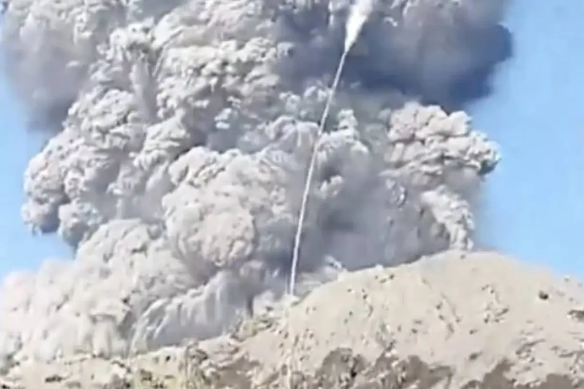 Tres excursionistas mueren tras intentar grabar erupción del volcán Dukono en Indonesia., Redes sociales.