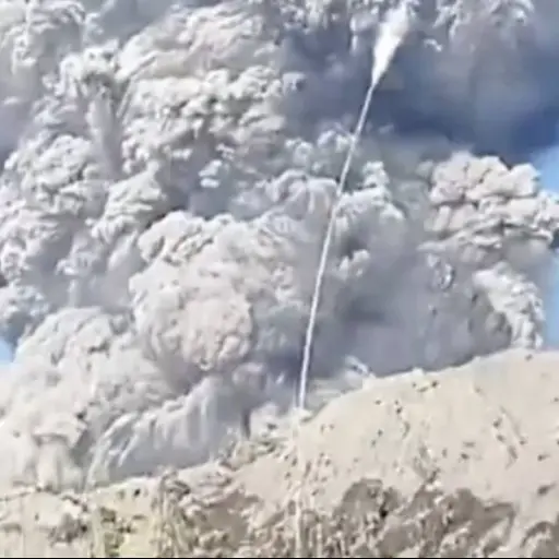 Tres excursionistas mueren tras intentar grabar erupción del volcán Dukono en Indonesia. ,Redes sociales.
